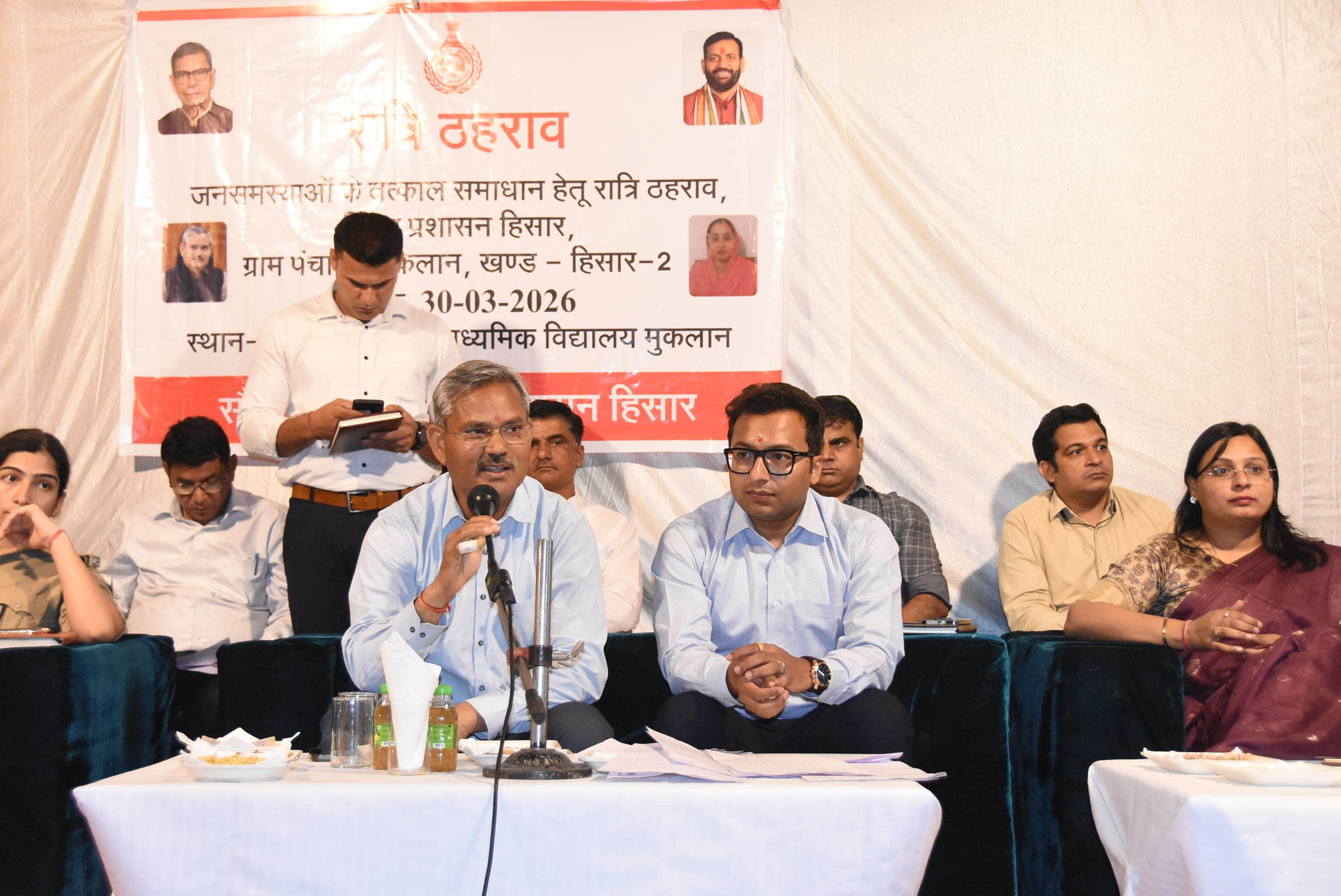 हिसार के गांव मुकलान में संध्याकालीन प्रवास के दौरान जनसमस्याएं सुनते उपायुक्त महेंद्र पाल, साथ