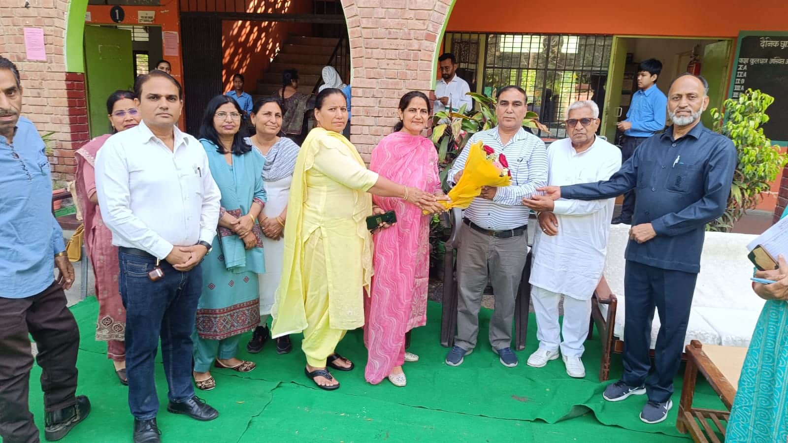 हिसार में अतिथियों का स्वागत करते भारतीय विकास परिषद के पदाधिकारी।