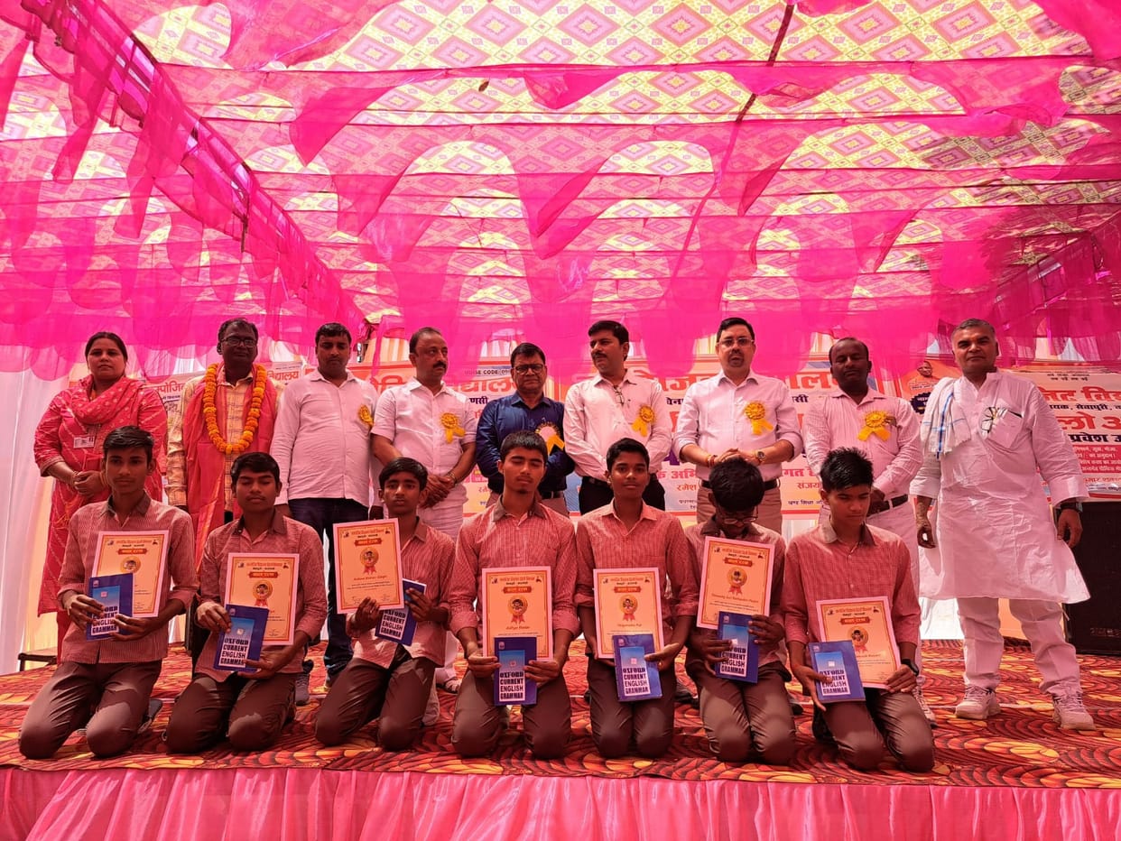 Two students selected for the Inspire Award and seven students who passed the scholarship examination were honored.