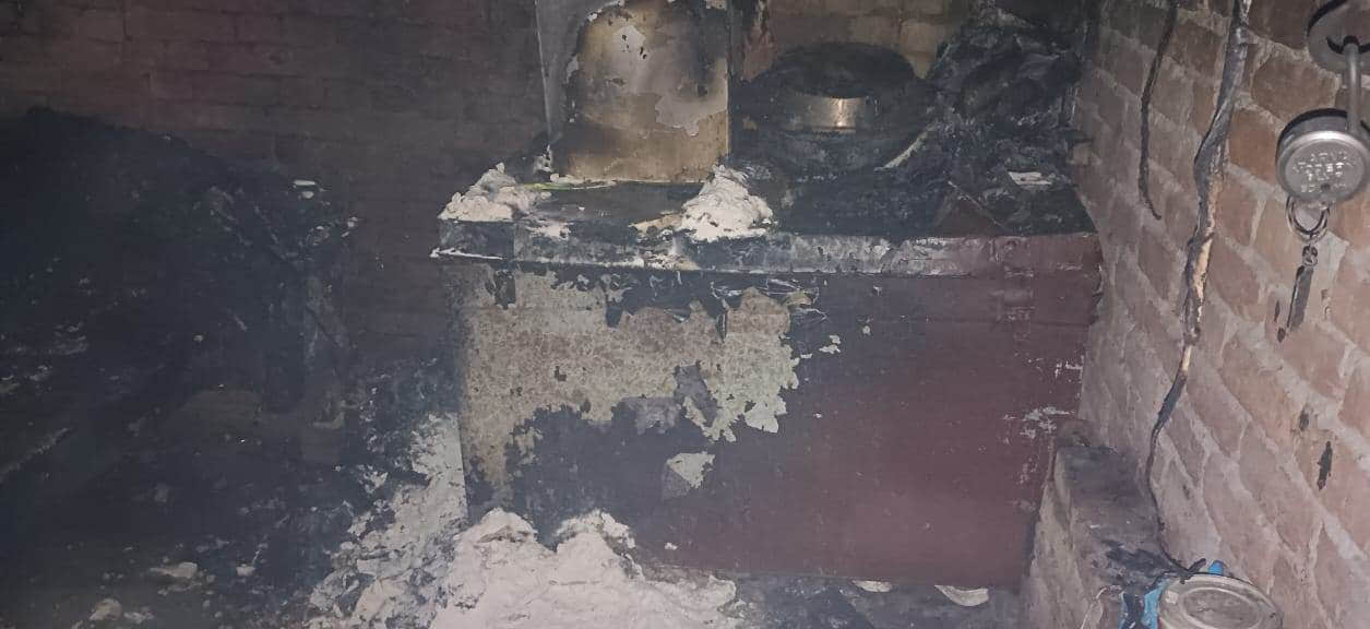 इंद्रा नगर कॉलोनी में आग से जला सामान। संवाद