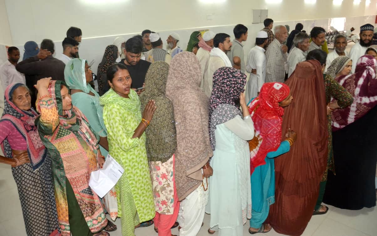 जिला अस्पताल  में पर्ची बनवाने के लिए मरीजों की लगी लाइन ।  संवाद