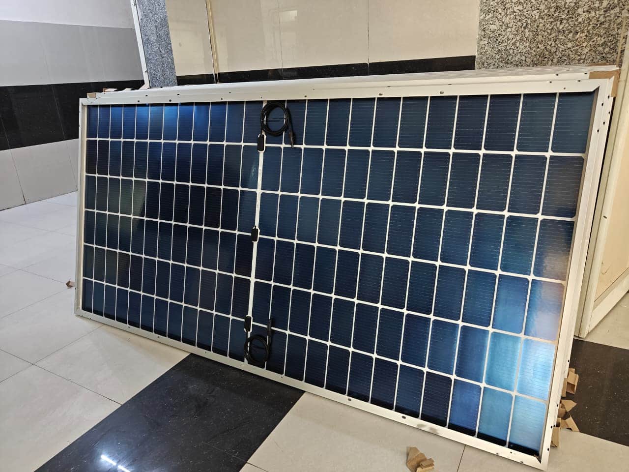 जिला महिला चिकित्सालय में रखे सोलर पैनल। संवाद