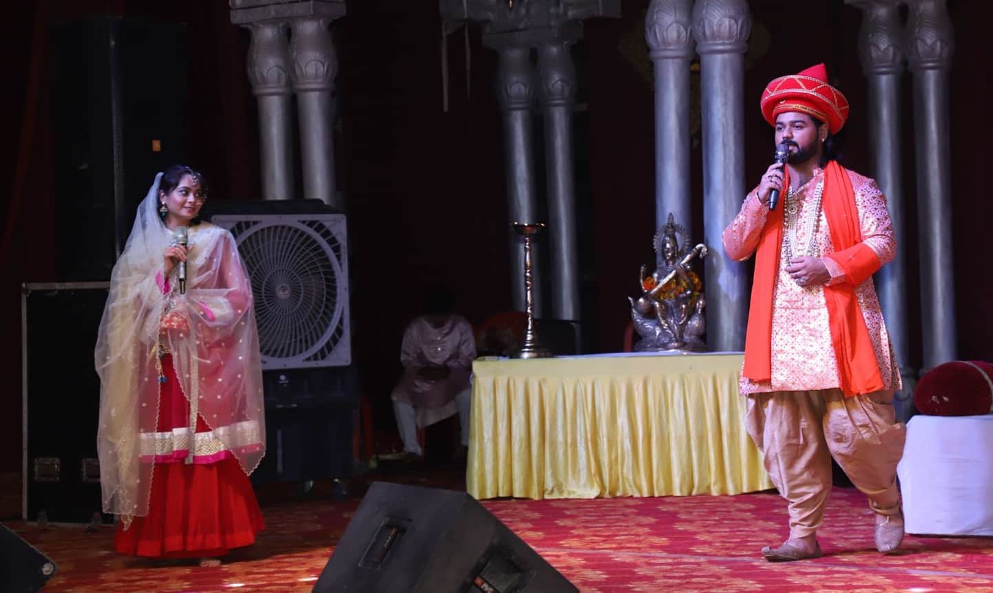 जिला प्रदर्शनी में सीमा मोदी नाइट में प्रस्तुति देते कलाकार। संवाद