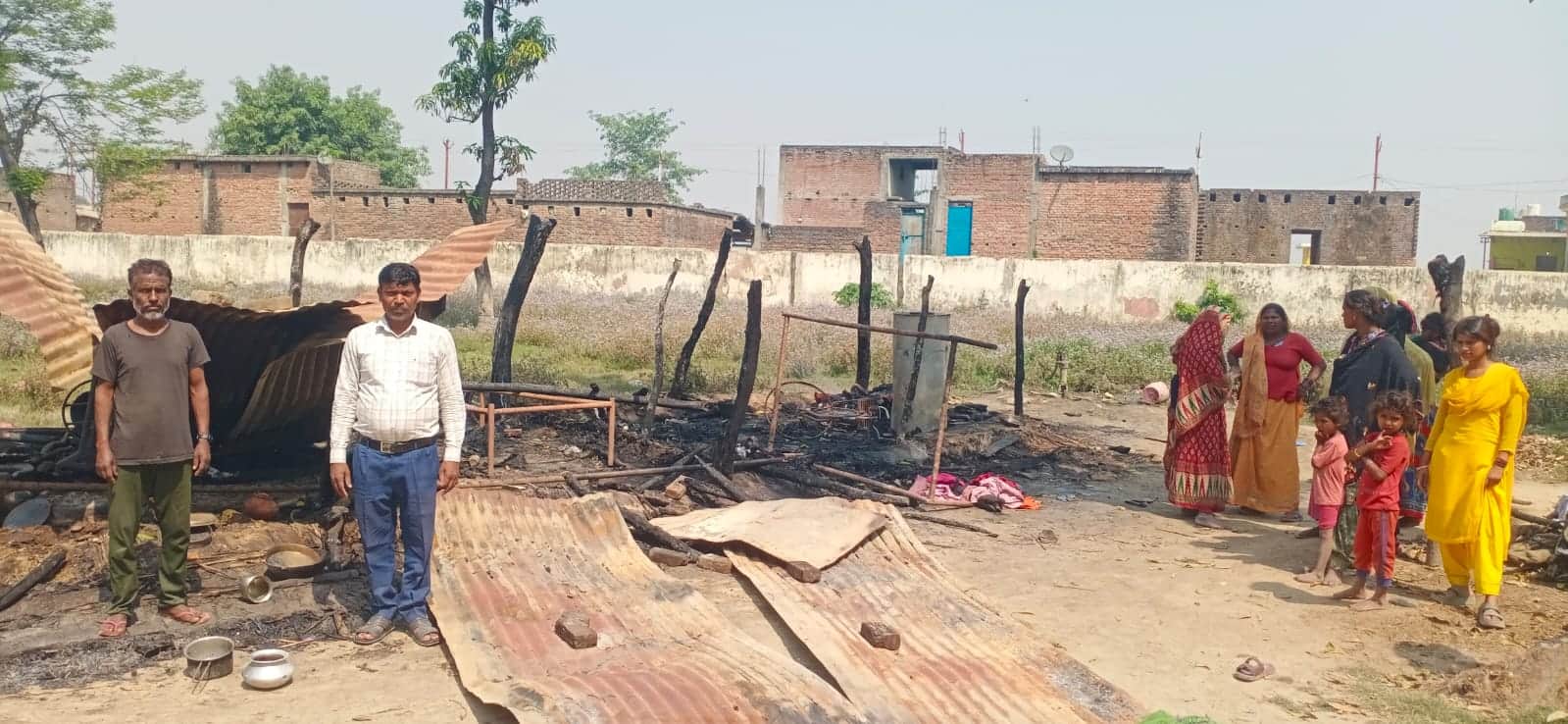 जलकर राख हुआ देवनारायण निषाद का घर।  संवाद