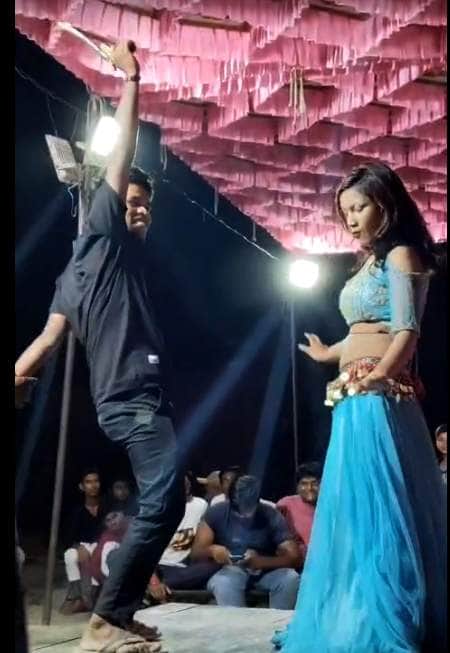 जन्मदिन की पार्टी में मंच पर असलहा लहराता युवक। श्रोत-वीडियो ग्रैब