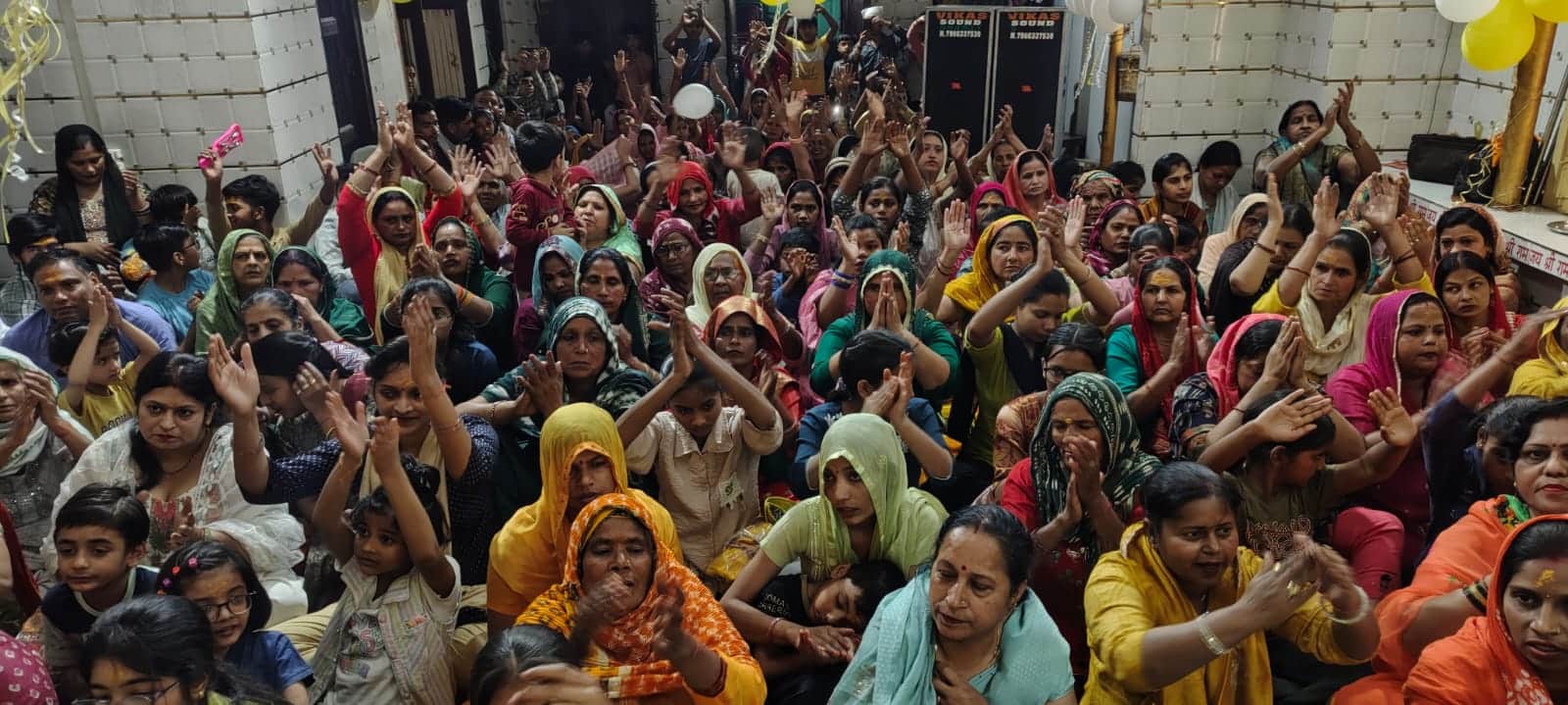 झिंझाना के श्री राम श्याम दुर्गा मंदिर में बाबा श्याम के कीर्तन में झूमते श्रद्धालु। संवाद