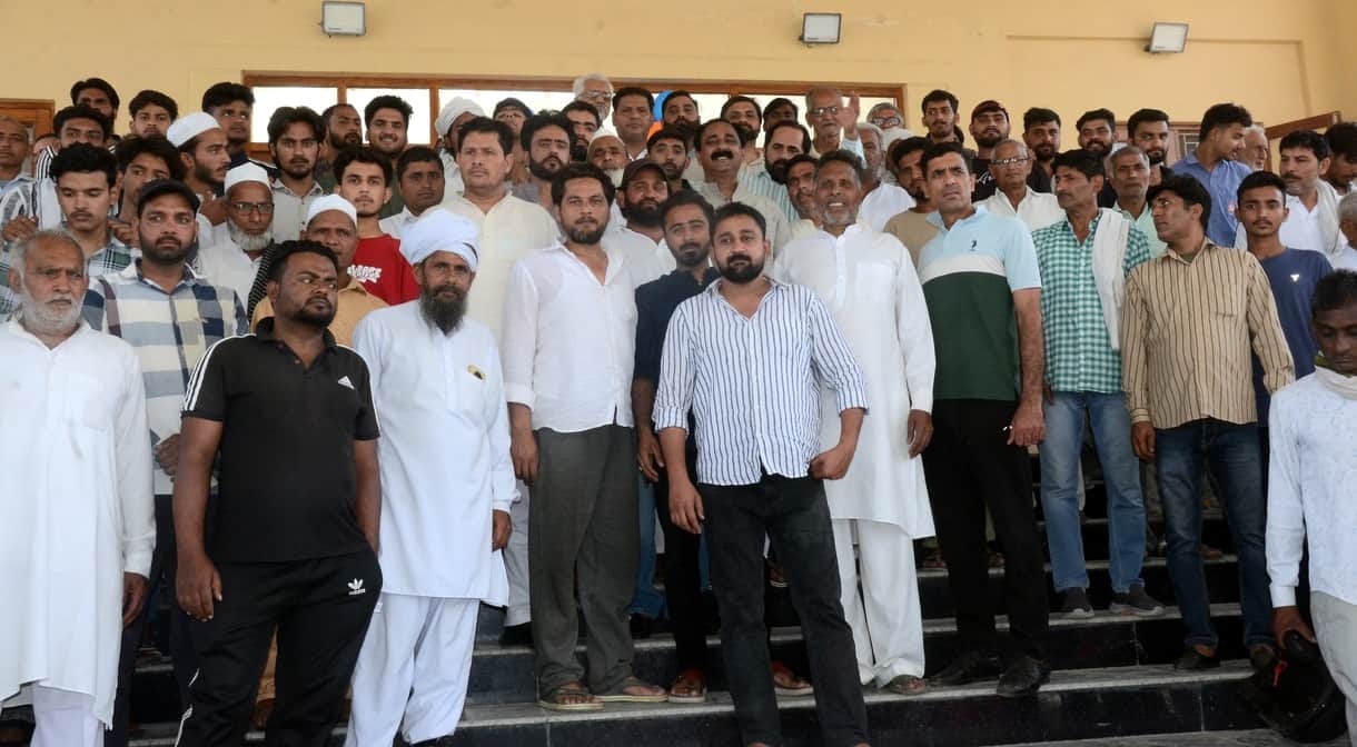 कलक्ट्रेट में प्रदर्शन करते बुटराड़ा गांव के ग्रामीण ।  संवाद