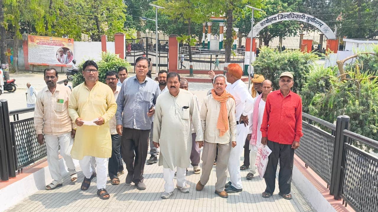 कलेक्ट्रेट सभागार में शौचालय निर्माण व प्रधानमंत्री आवास योजना में धांधली का आरोप लगाकर ग्राम प