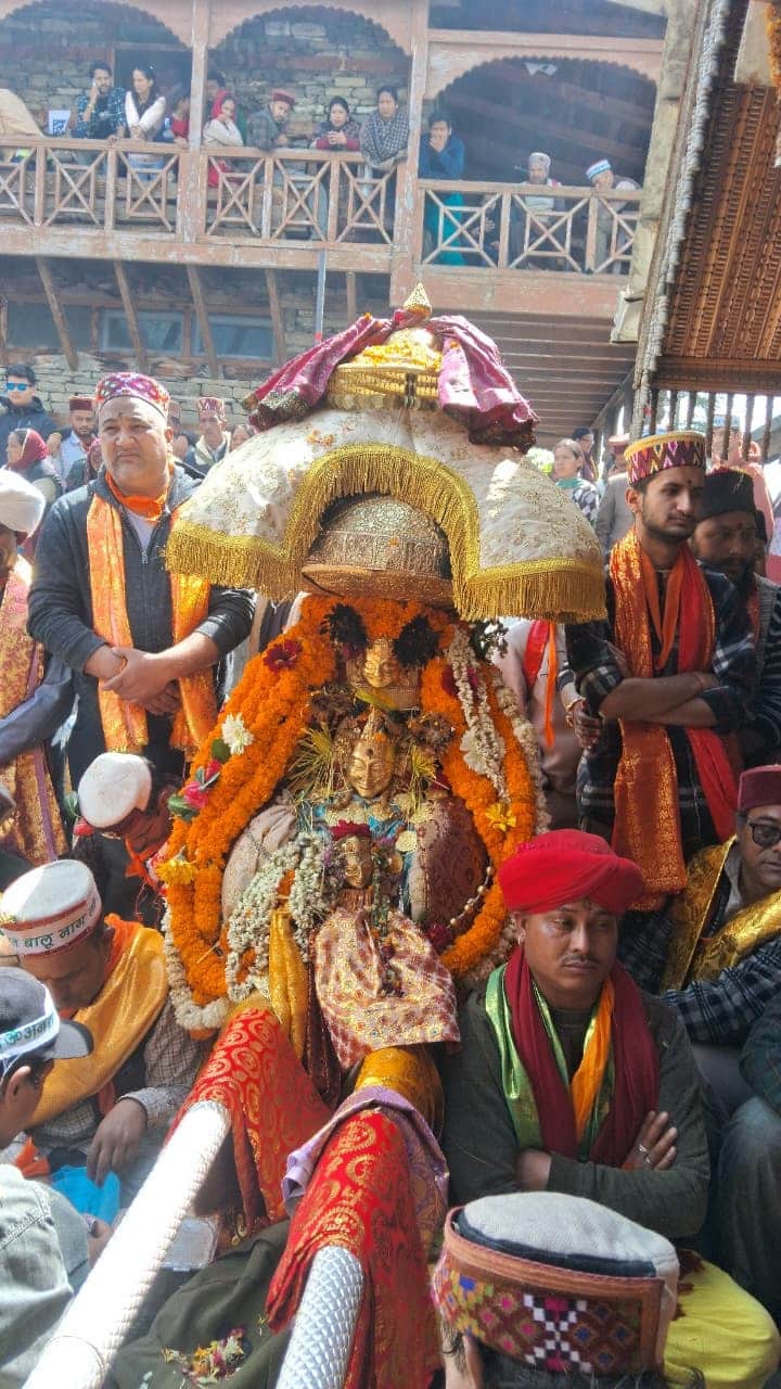 कुल्लू के नगर जगती पट में पहुंचे देवता बालू नाग देव प्रक्रिया का निर्वहन करते हुए।-संवाद