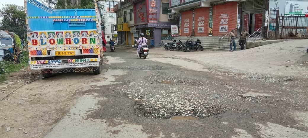 कल्लर से महिला कालेज की ओर रोड की खराब हालत।