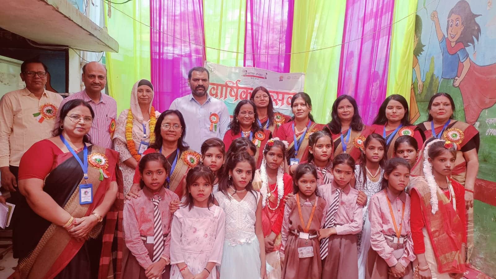 कंपोजिट विद्यालय पंचहटिया में वार्षिक उत्सव कार्यक्रम के दौरान उपस्थित बीईओ राजेश वैश्य एवं शिक