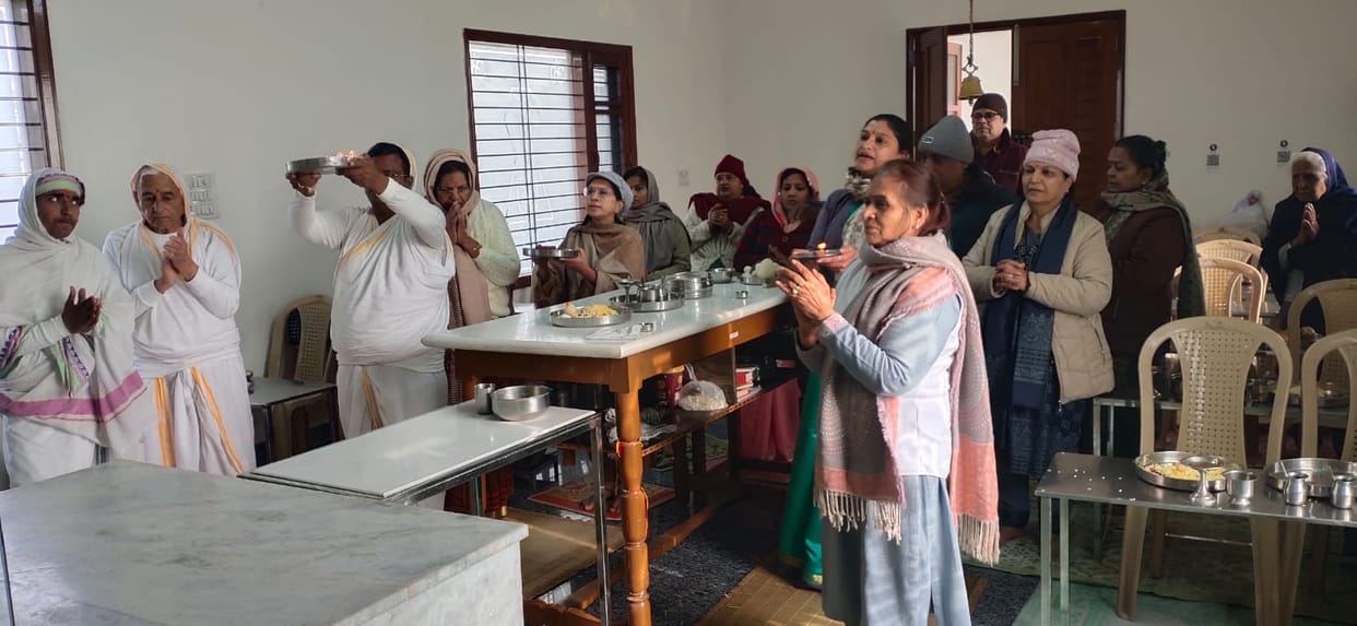 Kalash Yatra was taken out after the worship of Mahavir Swami.