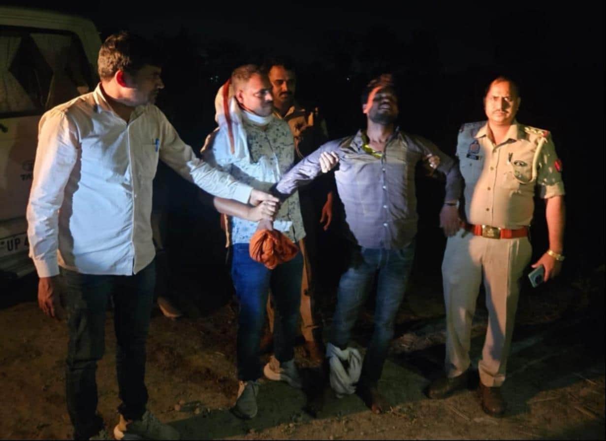 करनैलगंज के नरायनपुर माझा गांव के पास मुठभेड़ में घायल आरोपी को ले जाते पुलिसकर्मी। स्रोत: पुलि