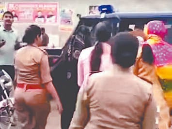 Sex racket operating under the guise of a parlor, six people including three women arrested