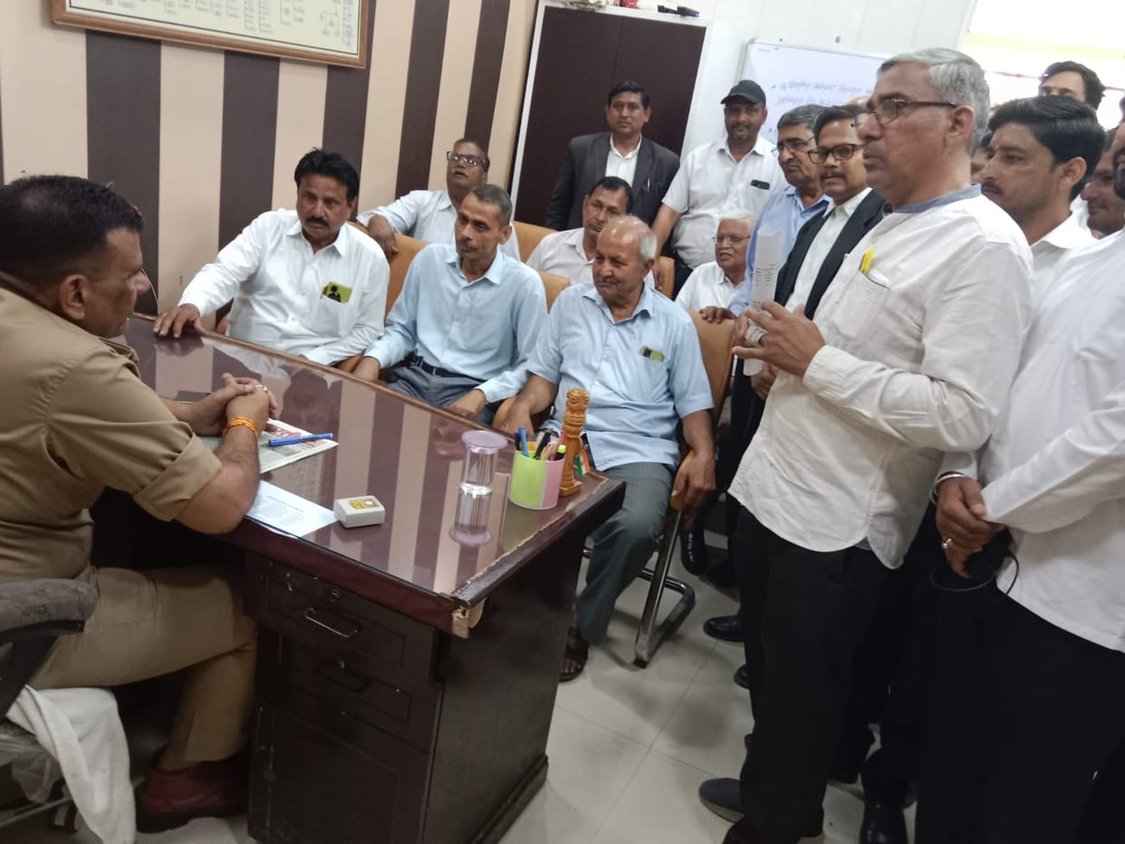 Lawyers of Kirawali Advocate Mordhwaj Indoulia's attackers met ACP Achhnera, demanding the arrest of Advocate Mordhwaj Indoulia's attackers.