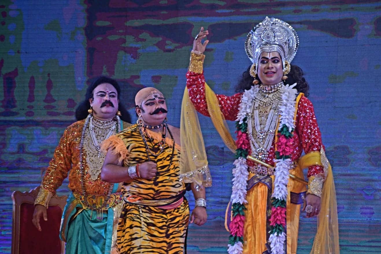 कृष्णलीला में कृष्ण घटोतकक्ष संवाद के दृश्य