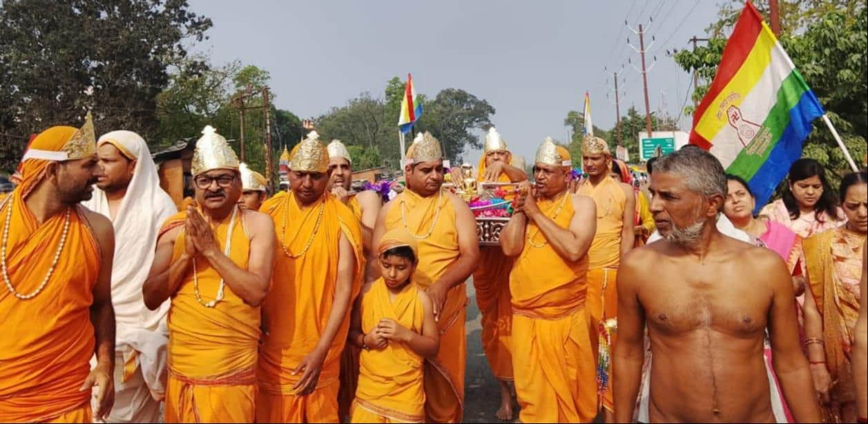 कटरा में शोभायात्रा निकालते जैन समुदाय के लोग।