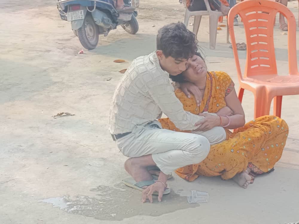 कतौरा महाबीर नगर निवासी छबिला यादव की मौत पर रोती बिलखती पत्नी व पुत्र।स्रोत-सोशल मीडिया
