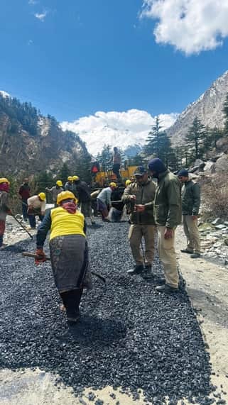 लाहौल के तांदी - संसारी  सड़क पर धांधल पुल से करीब 250 मीटर पीछे सड़क पर टारिंग करते सीमा सड़क 