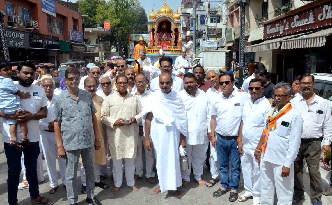 Lord Mahavir Swami sits on the chariot, cheers echo