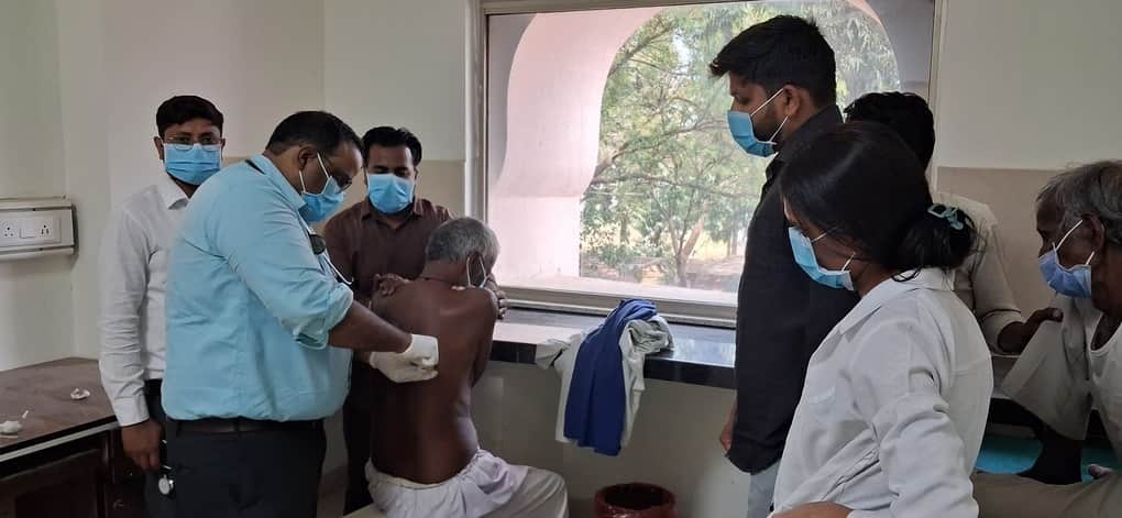 मेडिकल कॉलेज परिसर में मरीज की फेफड़े से पानी निकालते चिकित्सक।संवाद