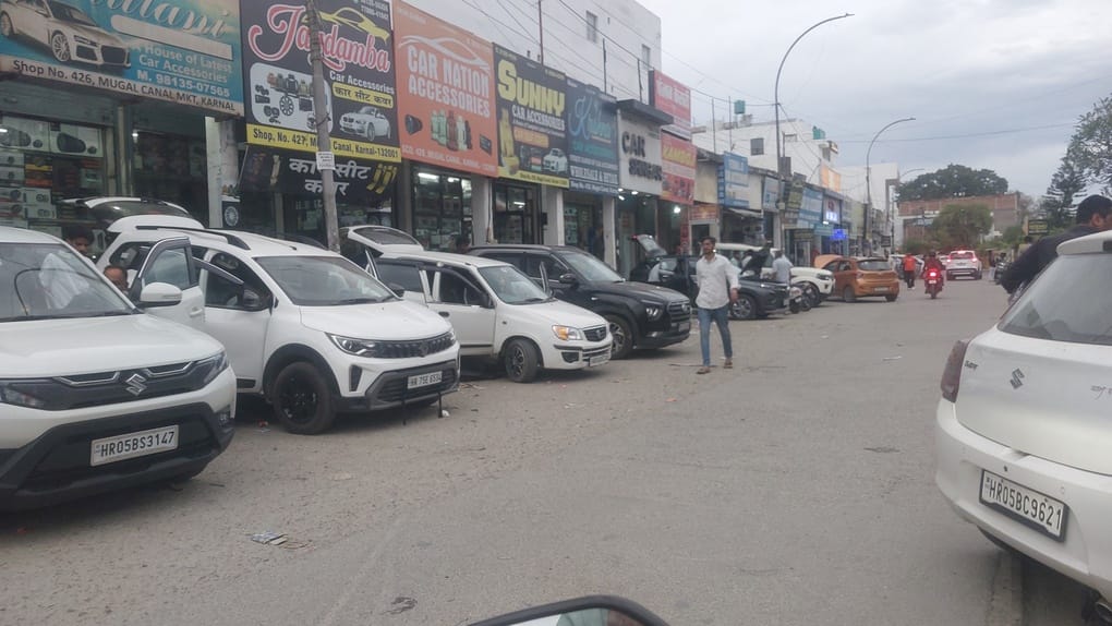 Mughal Canal Market: Workshops on the footpath, car market in the parking lot