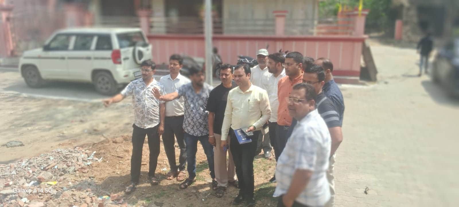 महिला अस्पताल परिसर में बनेगा आरोग्य केंद्र, निरीक्षण करते हुए अधिकारी