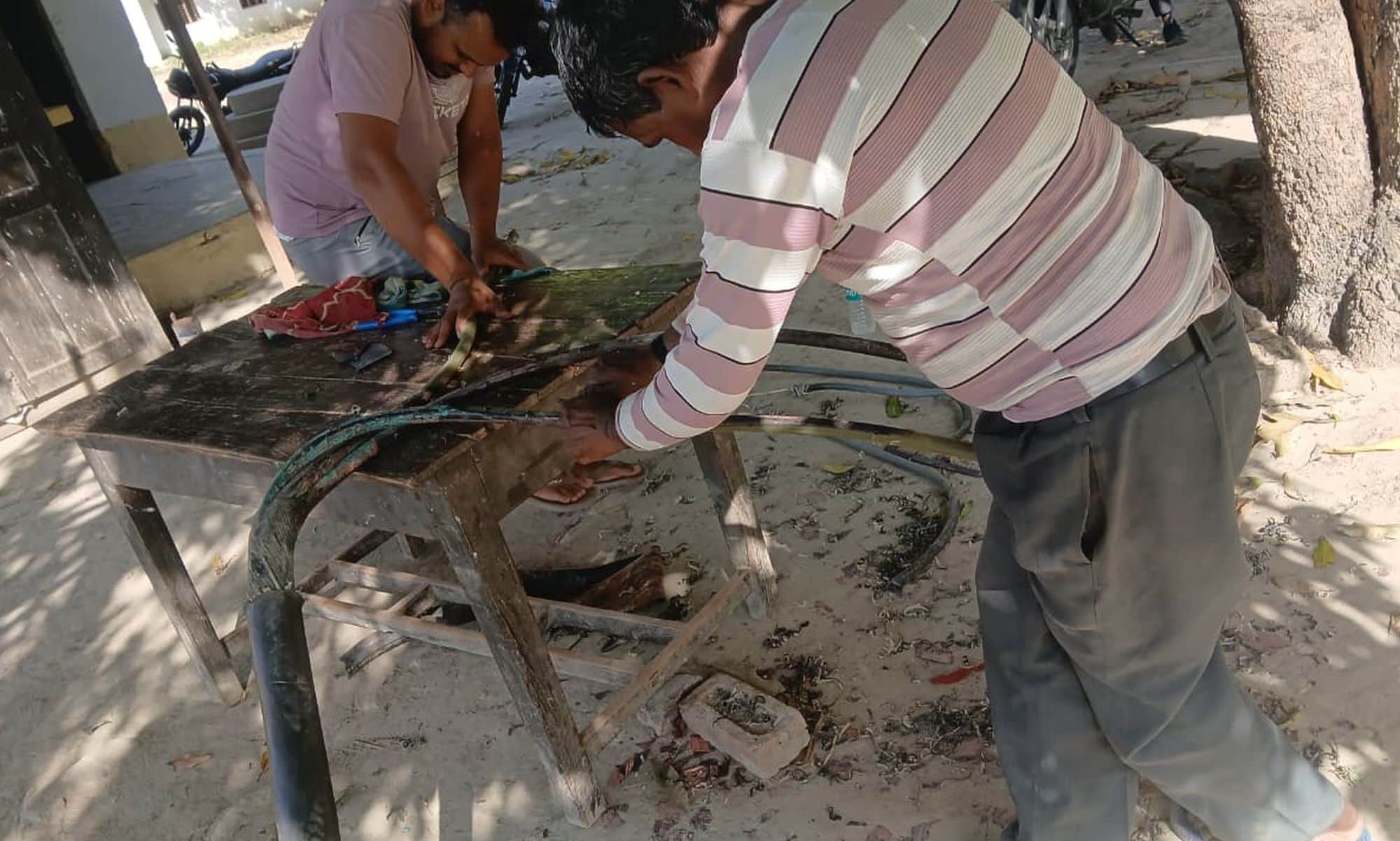 महरूआ बिजली घर पर फाल्ट को ठीक करते बिजलीकर्मी। 