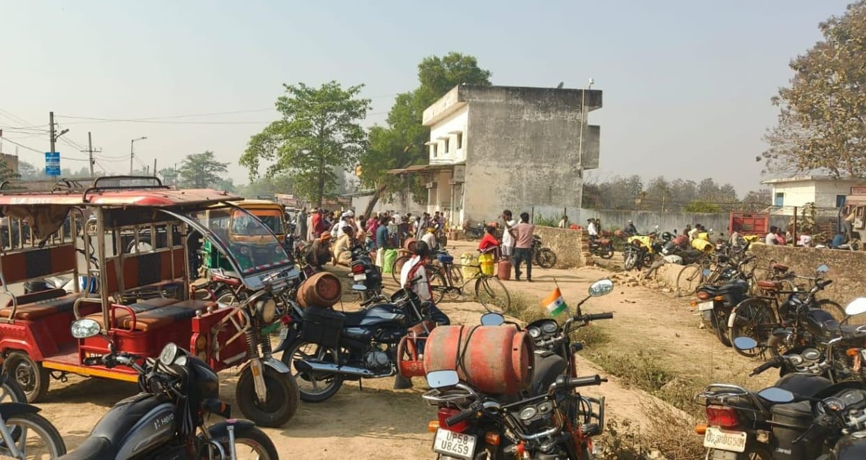 Middlemen are snatching up cylinders the moment disconnected gas connections are reactivated.