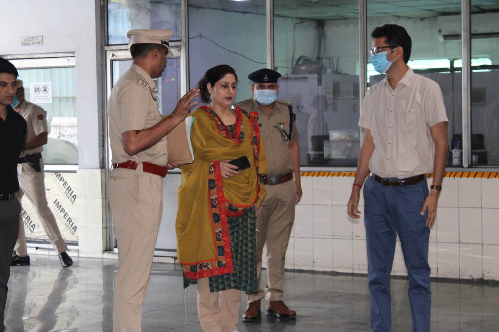 मौके पर पहुंचीं आईजीपी साउथ रेंज नाजनीन भसीन व पुलिस अधीक्षक हेमेंद्र कुमार मीणा सहित अन्य अधिक