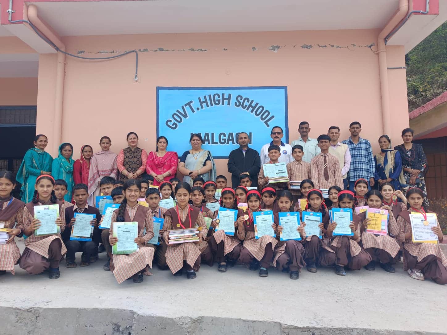 मलगांव स्कूल के मेधावी विद्यार्थी परीक्षा परिणाम के बाद प्रधानाचार्य के साथ। स्रोत स्कूल