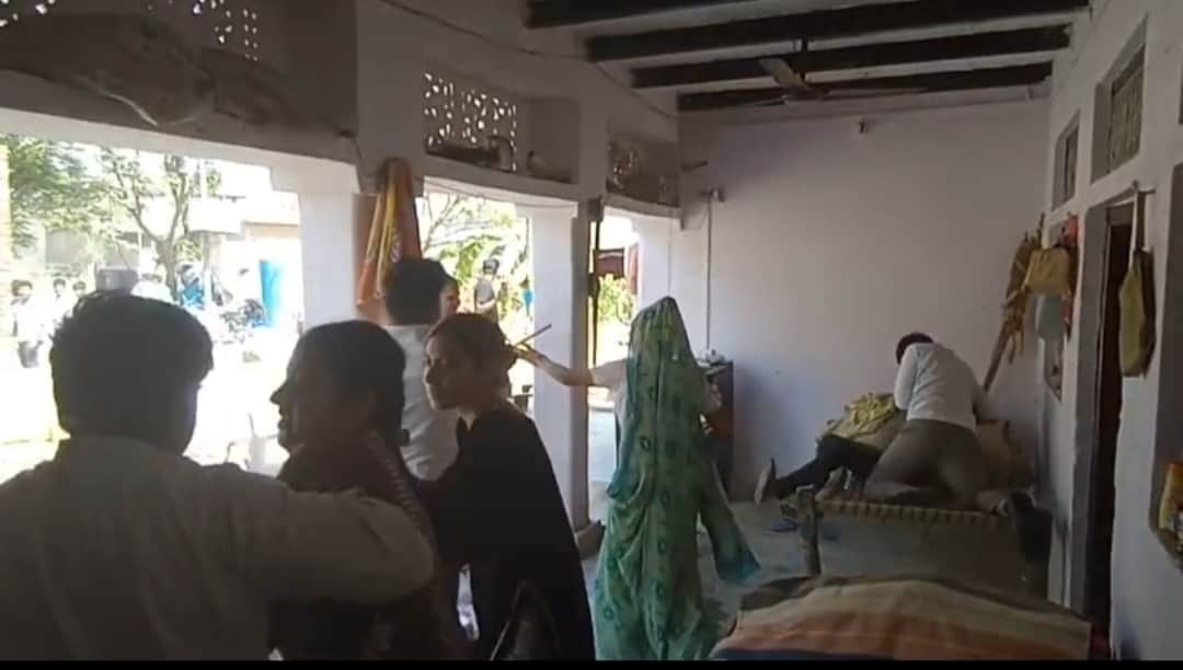 मारहरा के मोहकमपुर गांव में विवाद होता हुआ। स्रोत वीडियोग्रैब