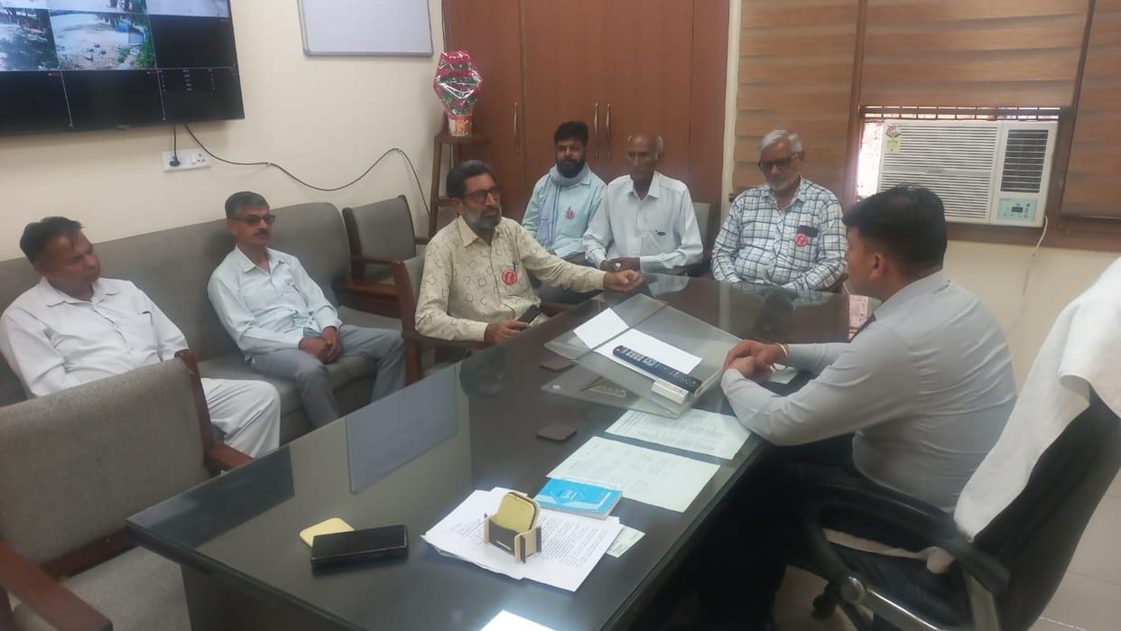 A delegation of farmers met the Market Committee Secretary.