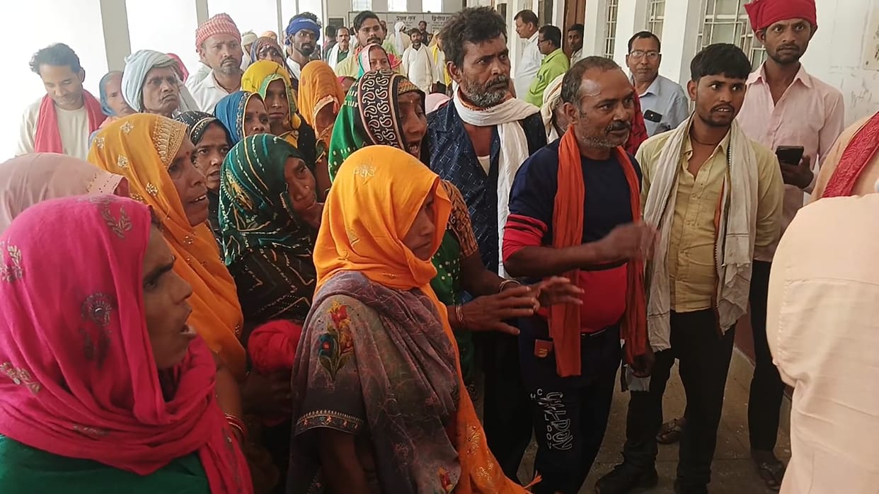 Held hostage in the tehsil, colleagues freed him, then the accountant saved his life by running to the SDM court.