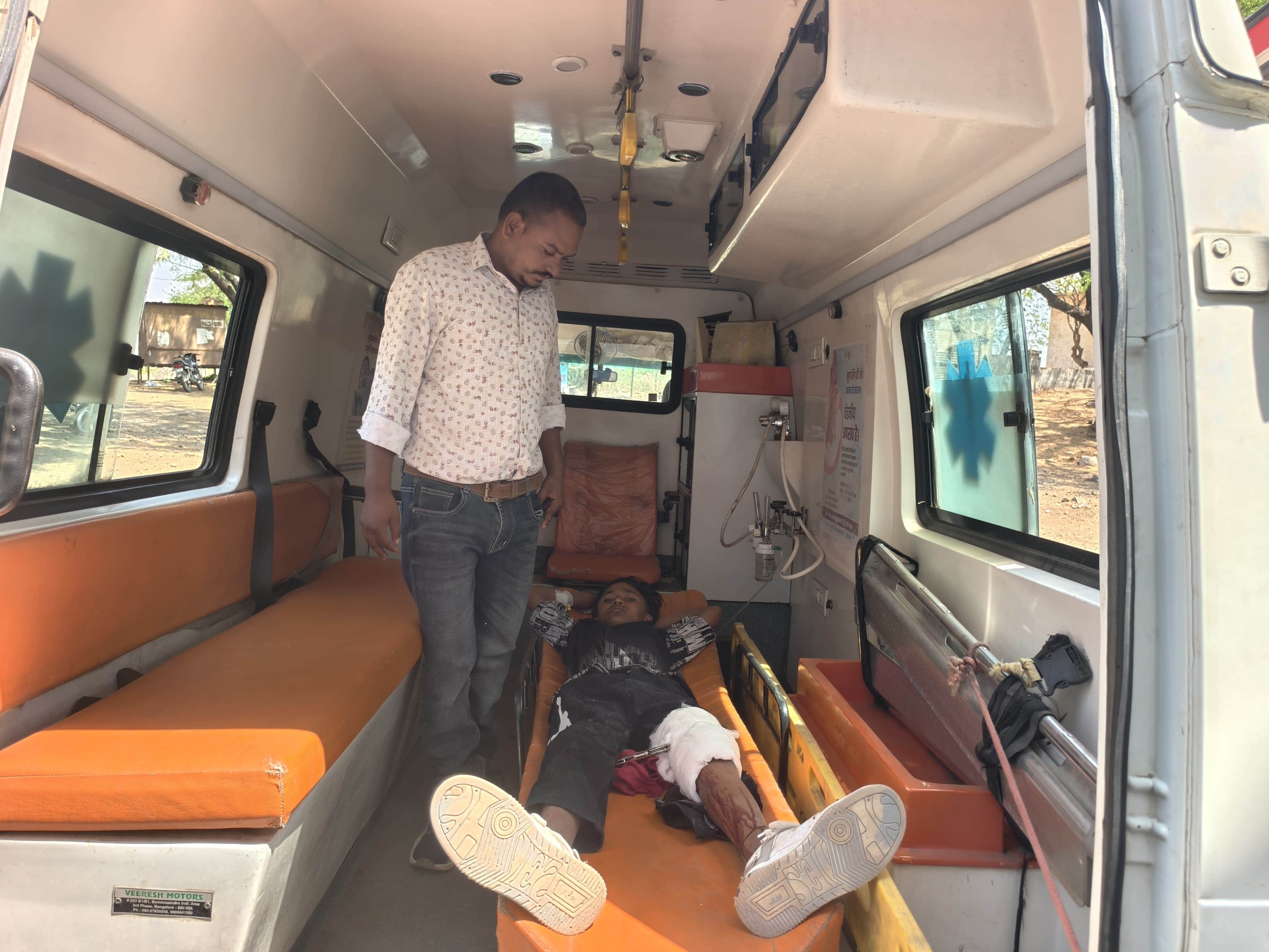 नाबालिग को लगा पैर में चाकू, इलाज के लिए ले जाते हुए परिजन।