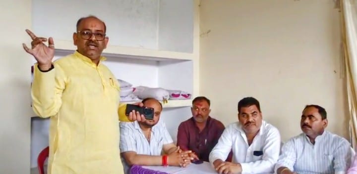 An FIR should be lodged against the guilty policeman, a memorandum will be submitted to the DM-SP today.