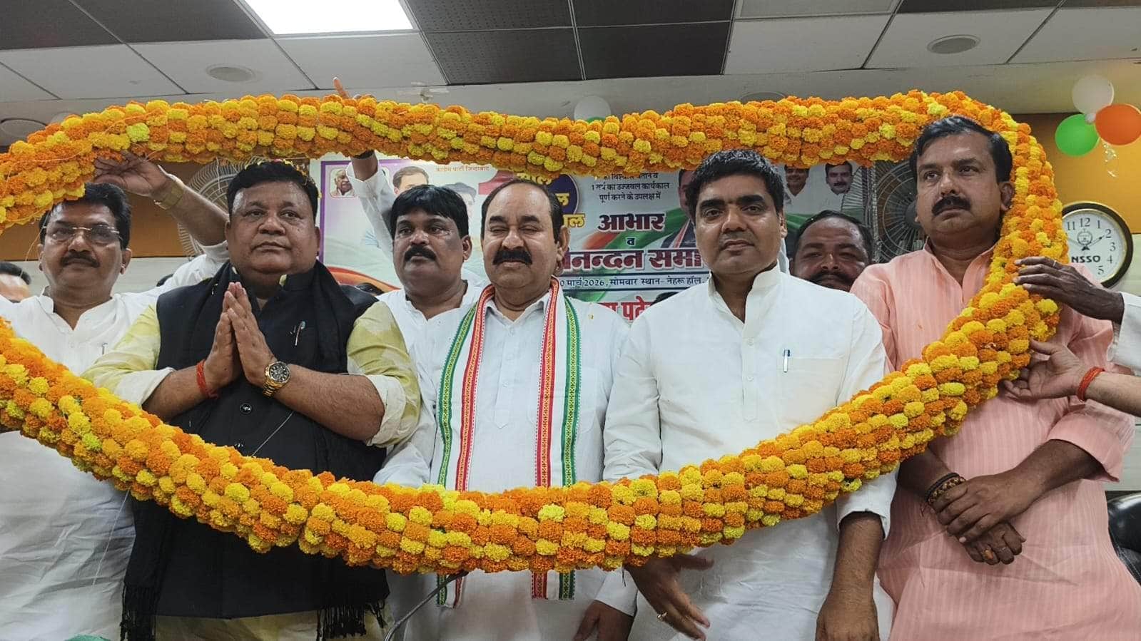 नेहरू हाल में अतिथियों का स्वागत करते कांग्रेस नेता। श्रोत-पार्टी