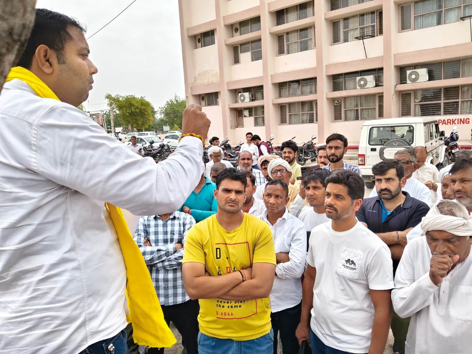 नारनौंद उपमंडल परिसर में एसडीएम से बैठक करने पहुंचे किसान। 