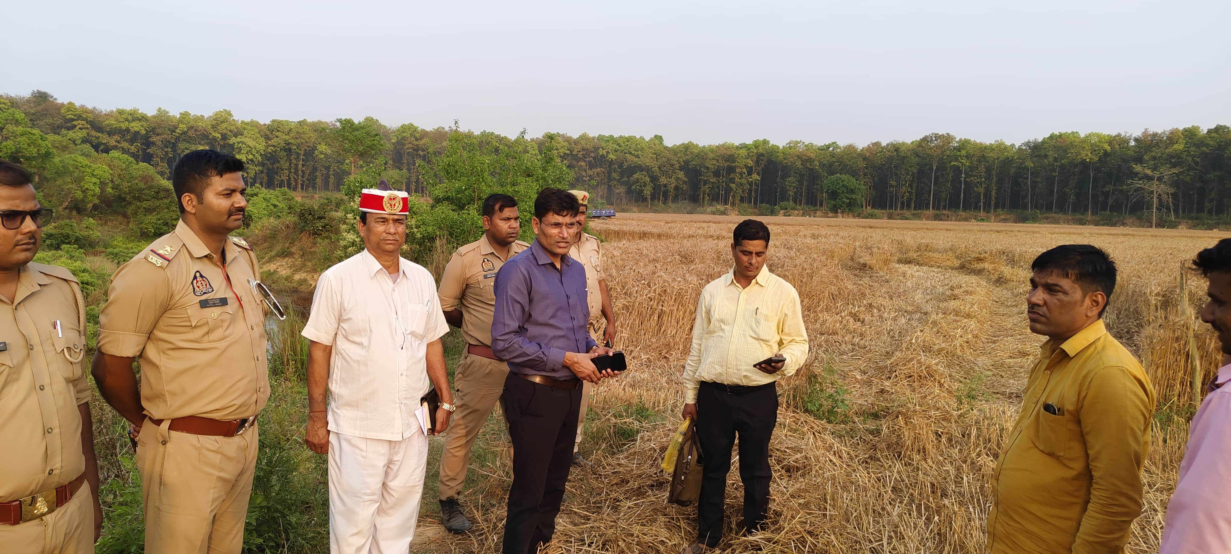 नौतनवा के ग्राम टेढ़ी में अभियान चलाकर कार्रवाई करते एसडीएम नवीन प्रसाद एवं मौजूद पुलिस फोर्स। 