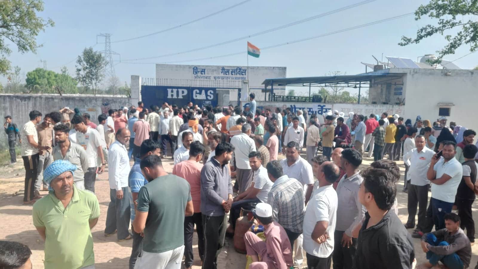 औरंगाबाद में एचपी गैस गोदाम पर सिलिंडर लेने उमड़ी भीड़। संवाद