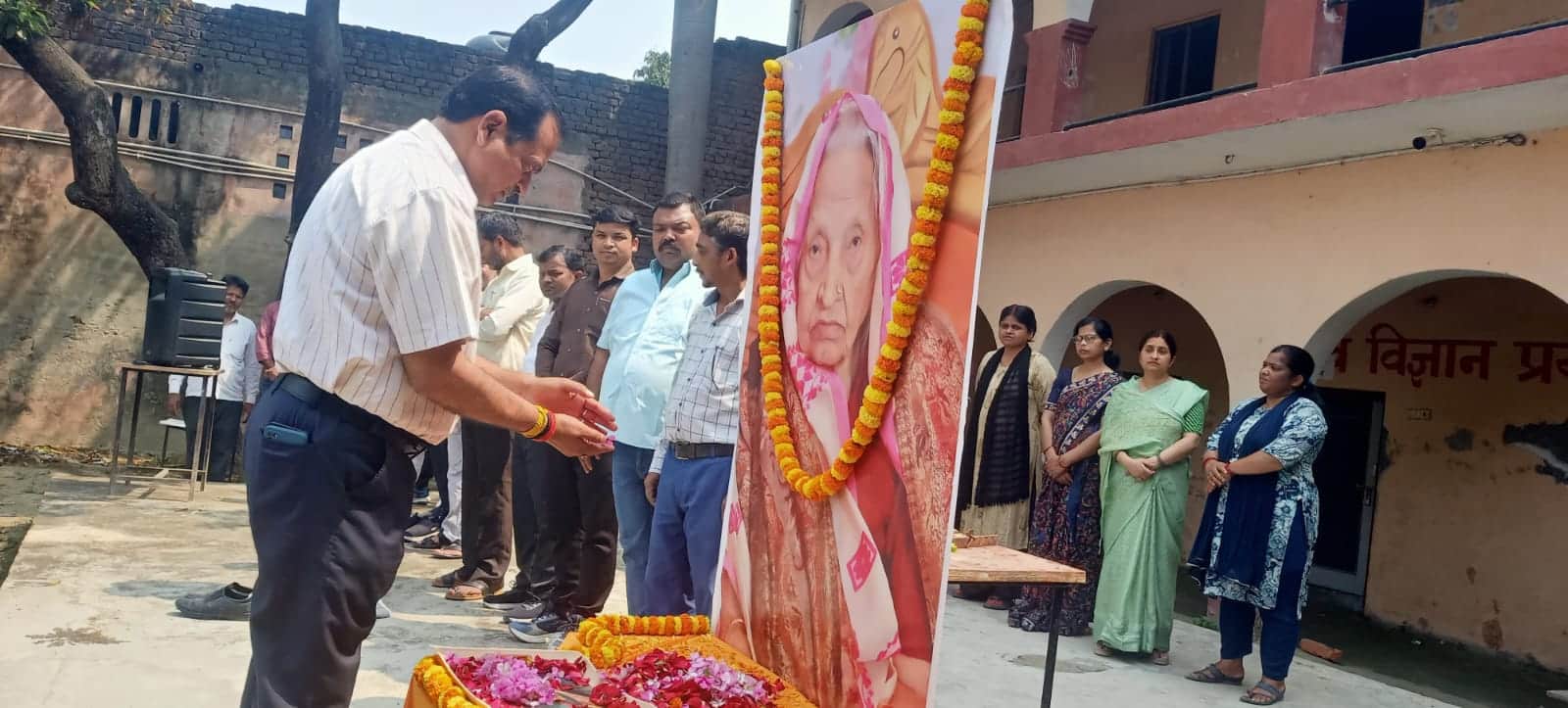 पडरौना हनुमान इंटर कॉलेज परिसर में पुष्पअर्पित करते शैलेश दत्त शुक्ल।स्रोल-सोशल मीडिया