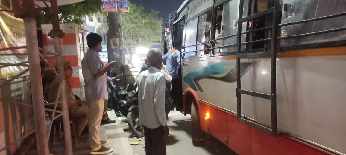 पडरौना शहर के सुभाष चौक सवारी भरते प्राईवेट बस चालक। संवाद