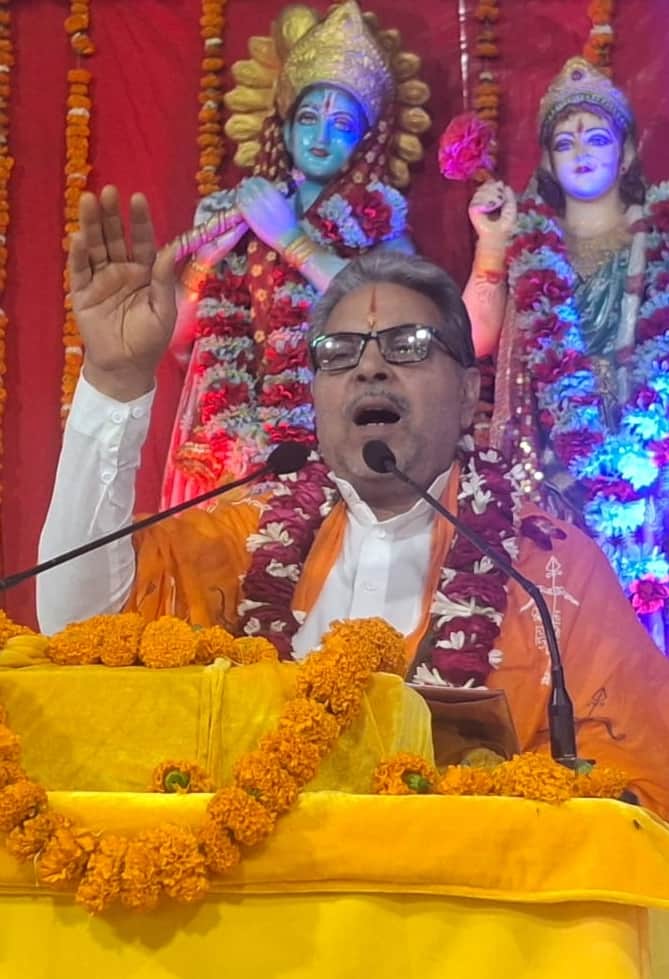 पिलखुवा में कथा सुनाते कथा व्यास राजेंद्र पांडे।संवाद