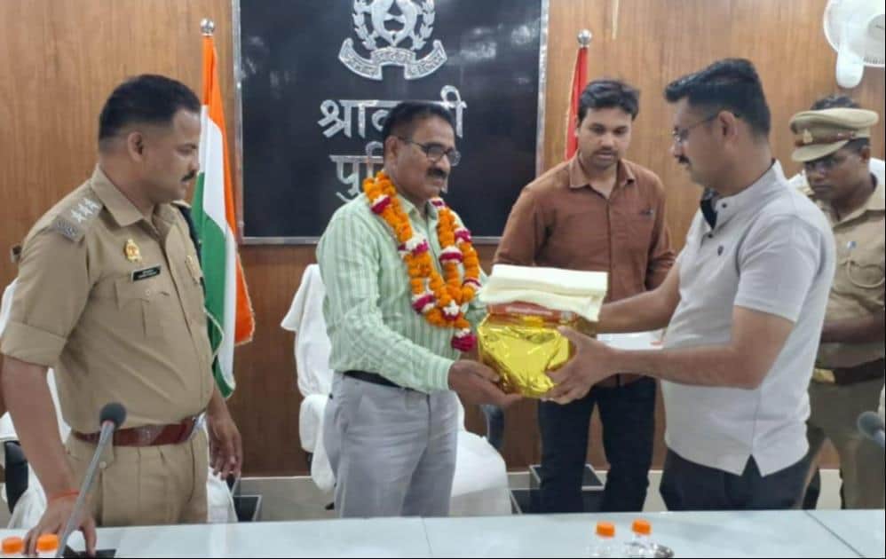 पुलिस कार्यालय सभागार में आयोजित विदाई समारोह में कर्मी को उपहार देते सीओ