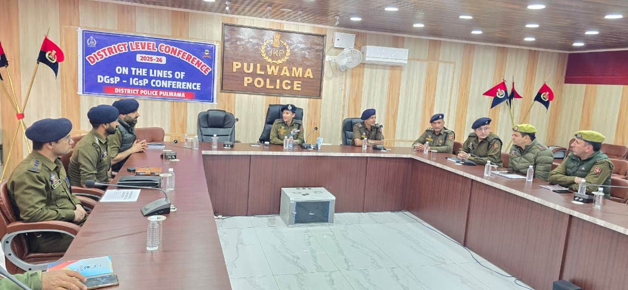 पुलवामा में पुलिस अधिकारियों की बैठक। स्रोत पुलिस