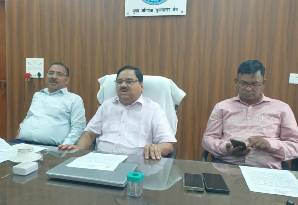 प्रीपेड मीटर को लेकर जानकारी देते मुख्य अभियंता संजीव कुमार (बीच में)। संवाद