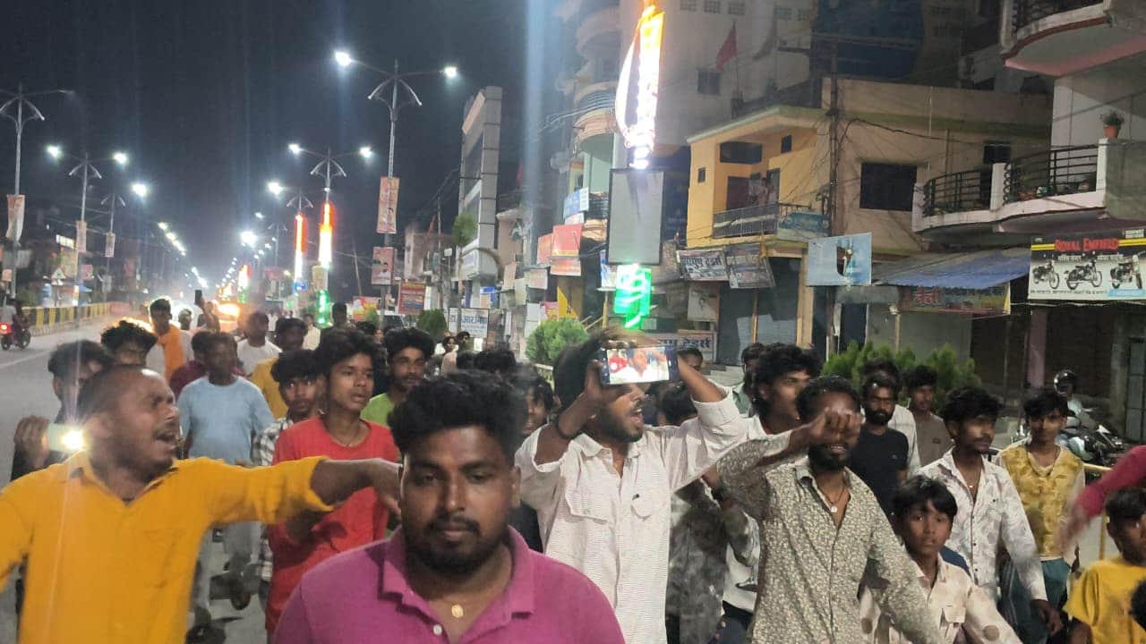 प्रदर्शन करते परिजन।