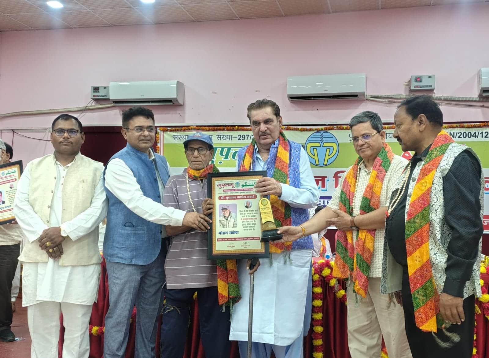 प्रयागराज में आयोजित लिटरेरी फेस्टिवल कार्यक्रम में रंगमंच कर्मी मोहन राकेश को सम्मानित करते फ