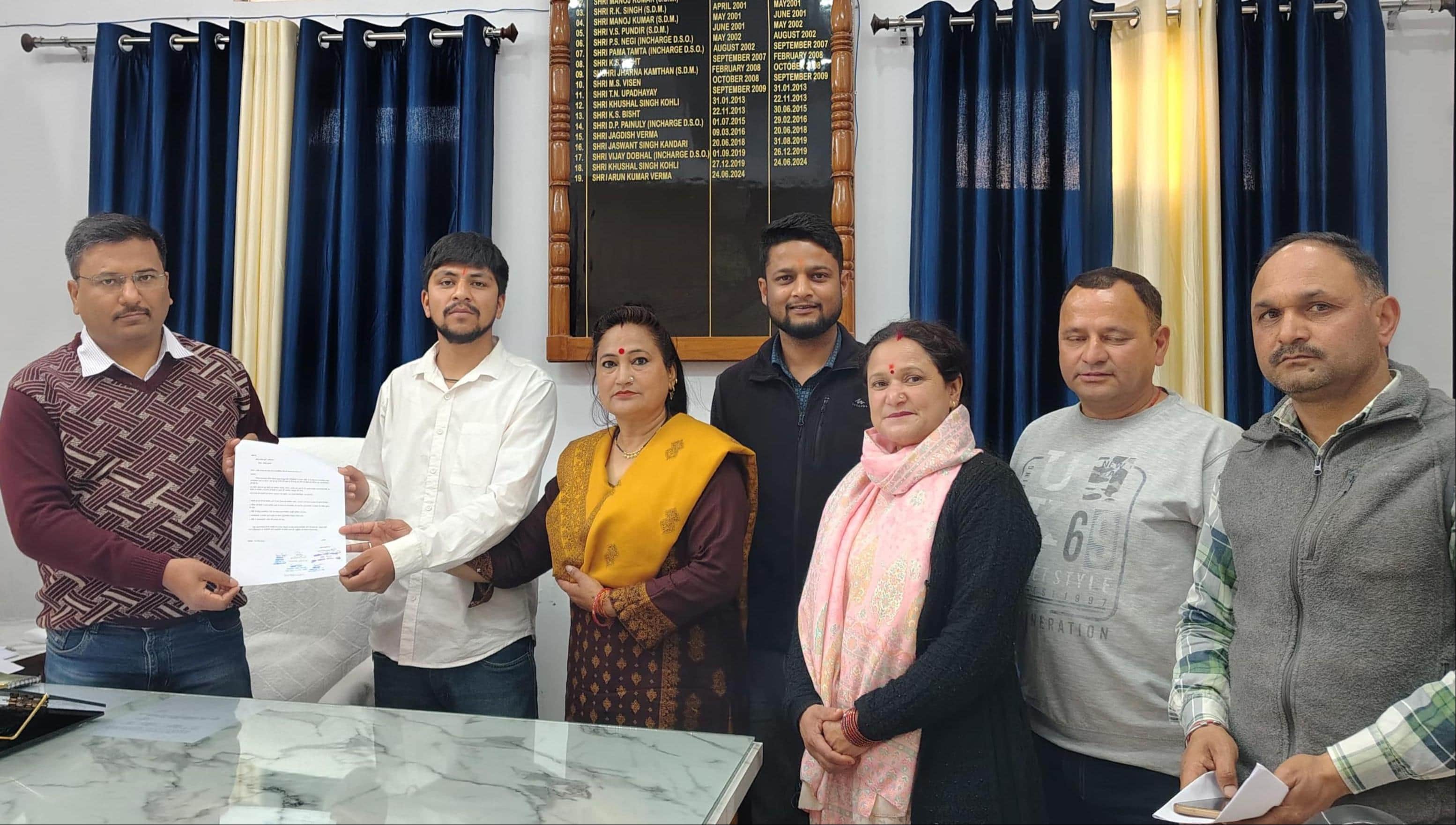 पौड़ी जिला पूर्ति अधिकारी को ज्ञापन देते नगर पालिका के सभासद।- जागरूक पाठक।