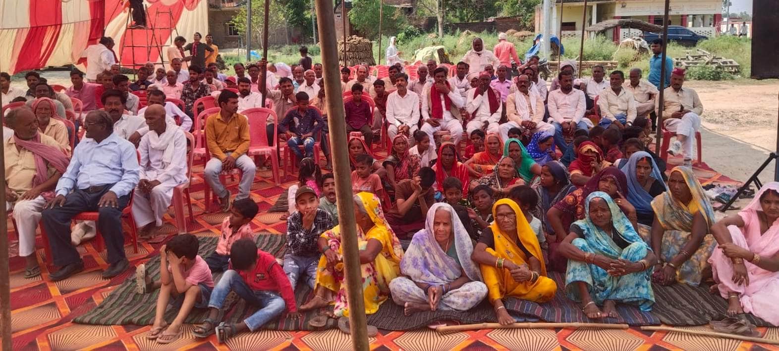 पवई ब्लाक के भर चकिया गांव चक्रवर्ती सम्राट अशोक की जयंती समारोह के कार्यक्रम में उपस्थित लोग। 